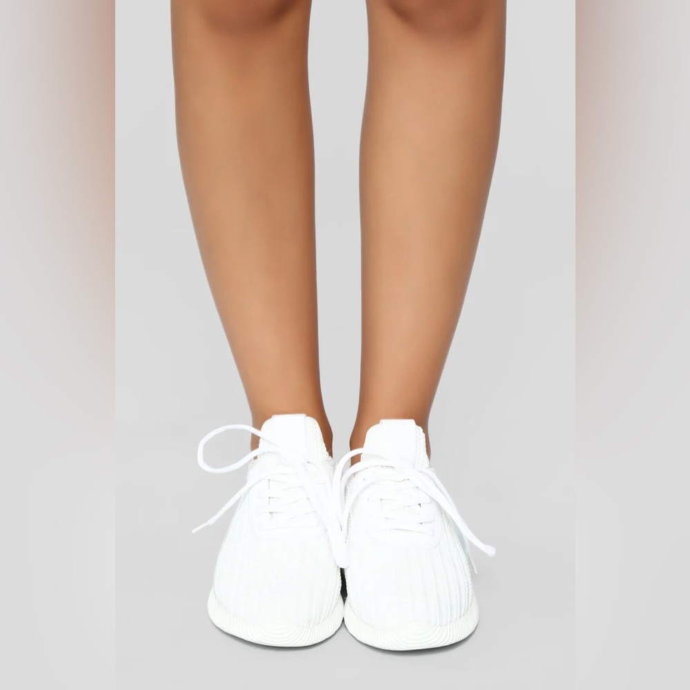 Size 11 kick start sneakers. Very light and comfortable.